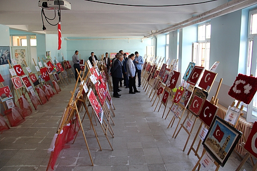 Dinar'da "81 ilde Şanlı Bayrağımız" adlı Sergi Açıldı