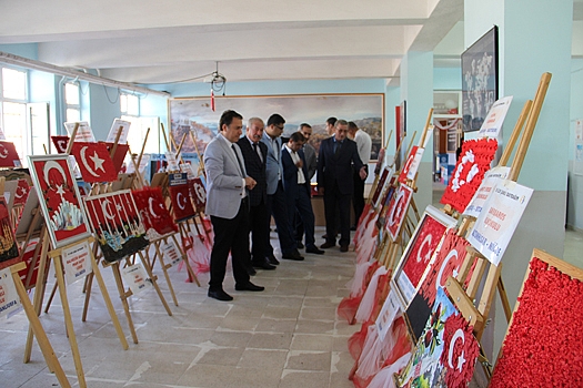 Dinar'da "81 ilde Şanlı Bayrağımız" adlı Sergi Açıldı