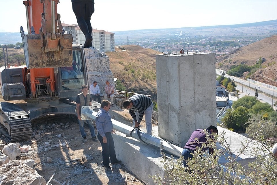 Suçıkan Tepesinde Şanlı Türk Bayrağımız Gönlere Çekildi