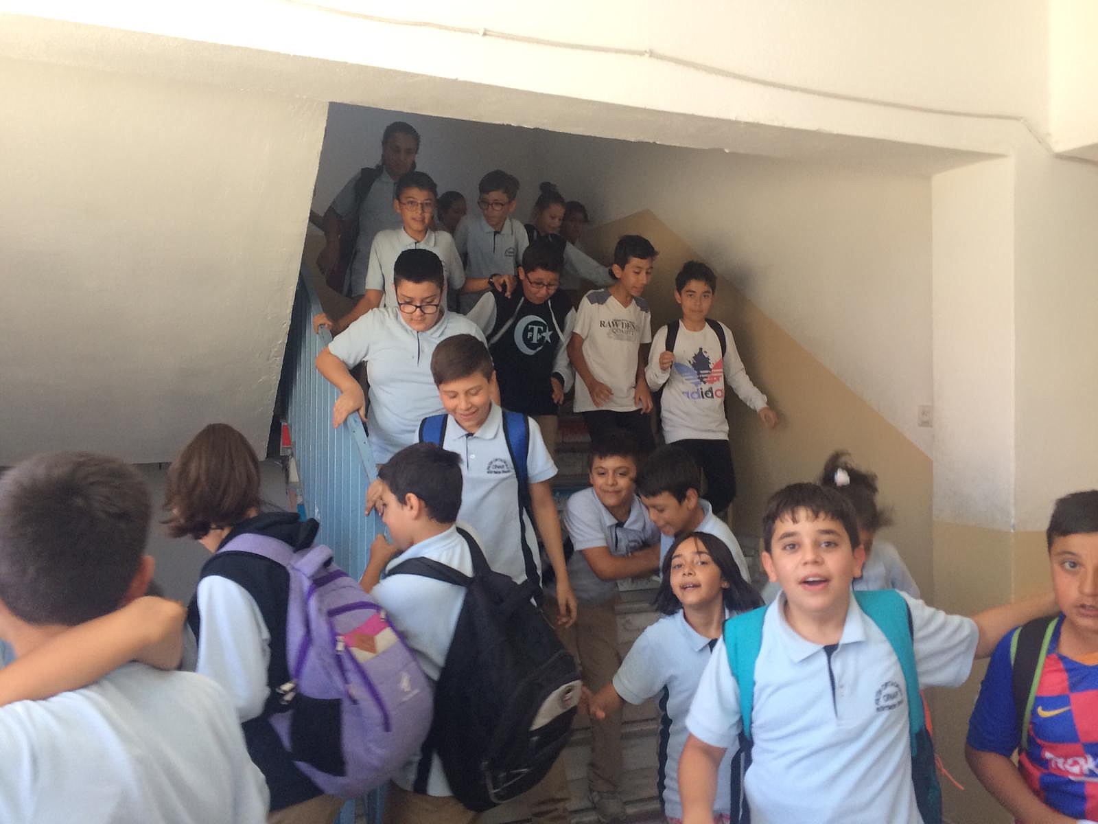 Dinar Fatih Ortaokulu Deprem Şehitlerimizi Unutmadı