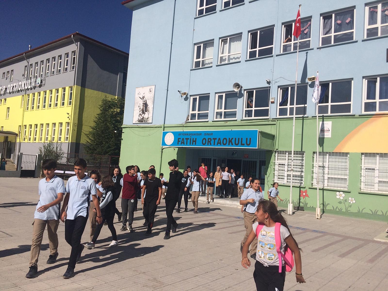 Dinar Fatih Ortaokulu Deprem Şehitlerimizi Unutmadı