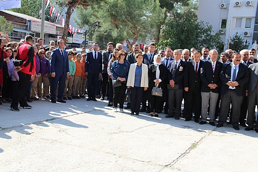Dinar'da 29 Ekim Cumhuriyet Bayramı Çelenk Koyma Töreni