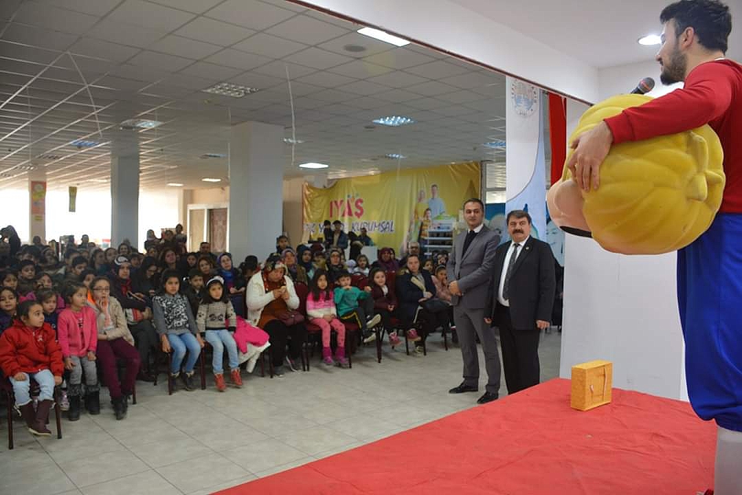 Başkan Sarı'dan Tiyatroya katılan Öğrencilere Anlamlı Hediye