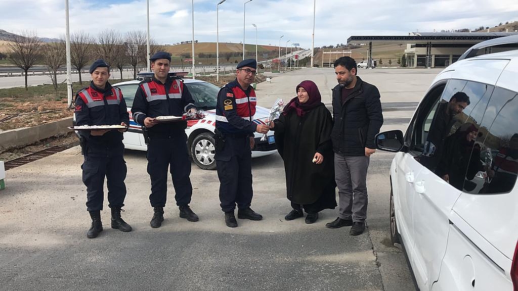Dinar Jandarma Trafik Ekipleri Kadınlar Gününü Kutladı