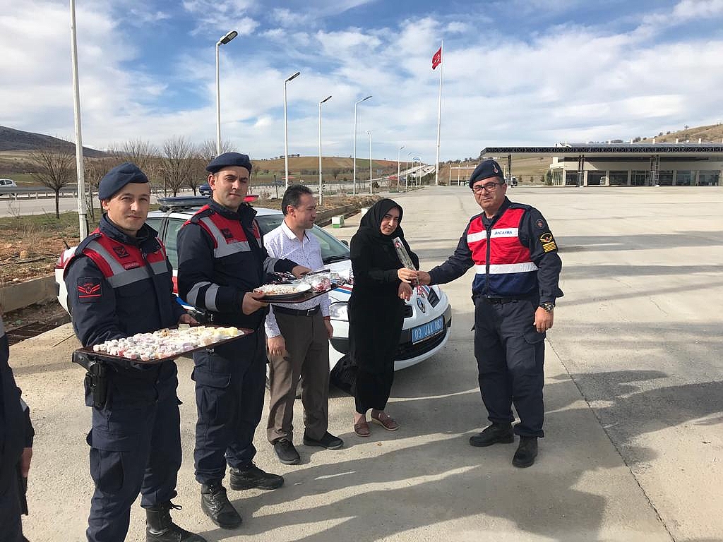 Dinar Jandarma Trafik Ekipleri Kadınlar Gününü Kutladı