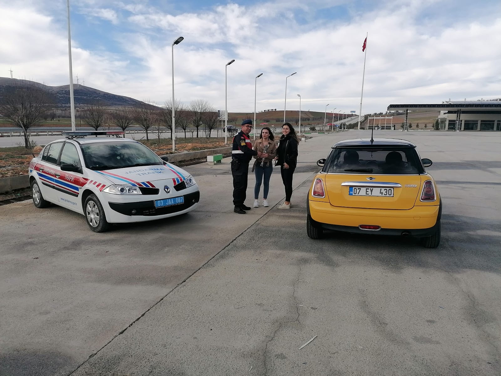 Dinar Jandarma Trafik Ekipleri Kadınlar Gününü Kutladı