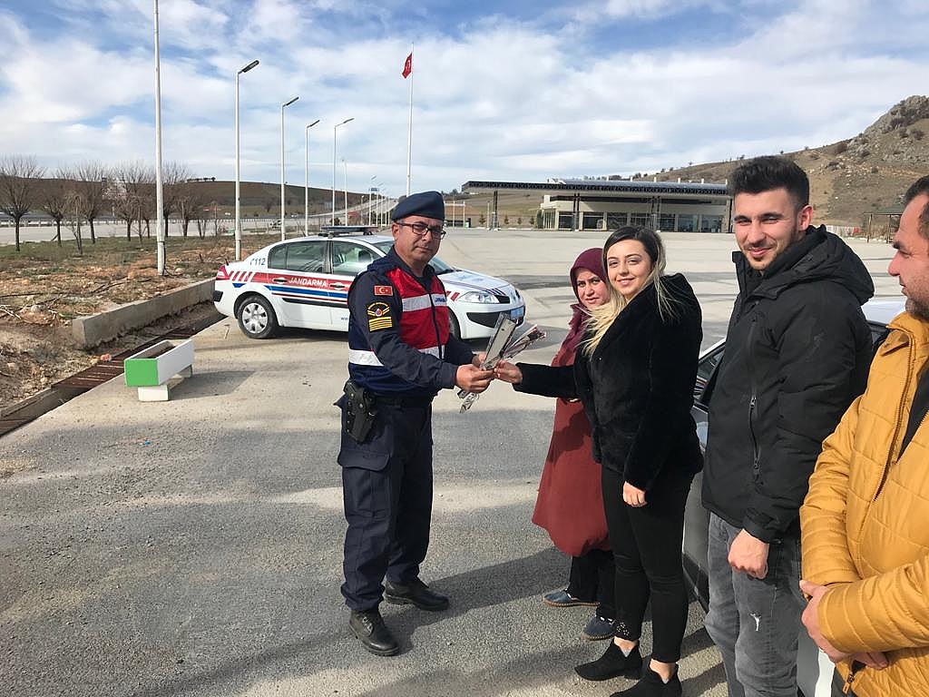 Dinar Jandarma Trafik Ekipleri Kadınlar Gününü Kutladı