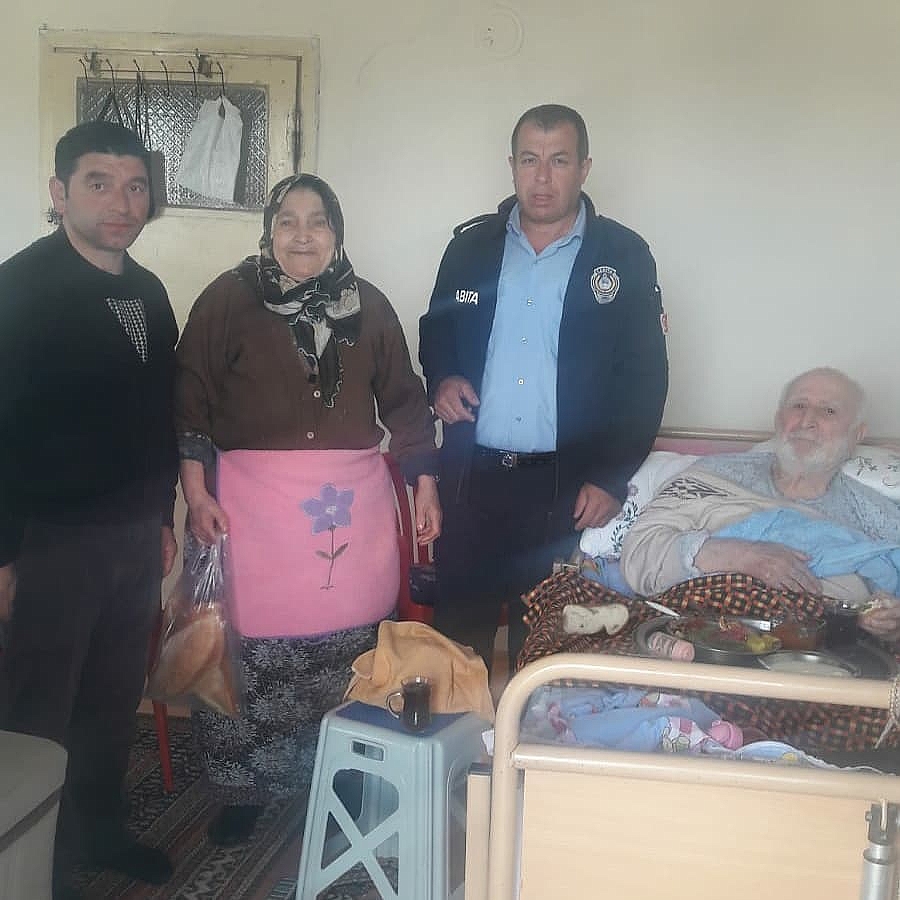 Muhtar Aziz Yılmaz ve Belediye Ekipleri 65 Yaşüstü Vatandaşları Evlerinde Ziyaret Etti