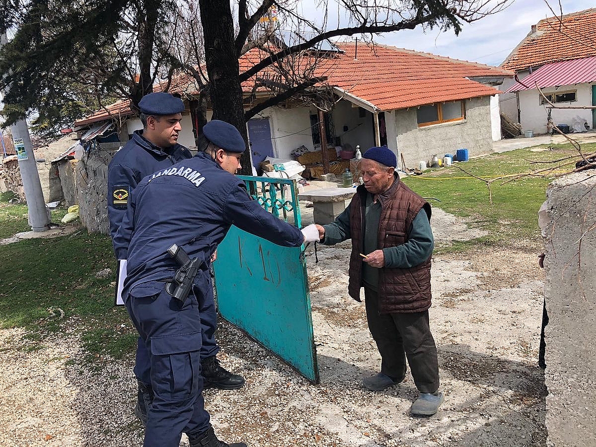 Dinar Bağcılar Köyünde 65 Yaşüstü Vatandaşın Emekli Maaşını Jandarma Ekipleri Getirdi