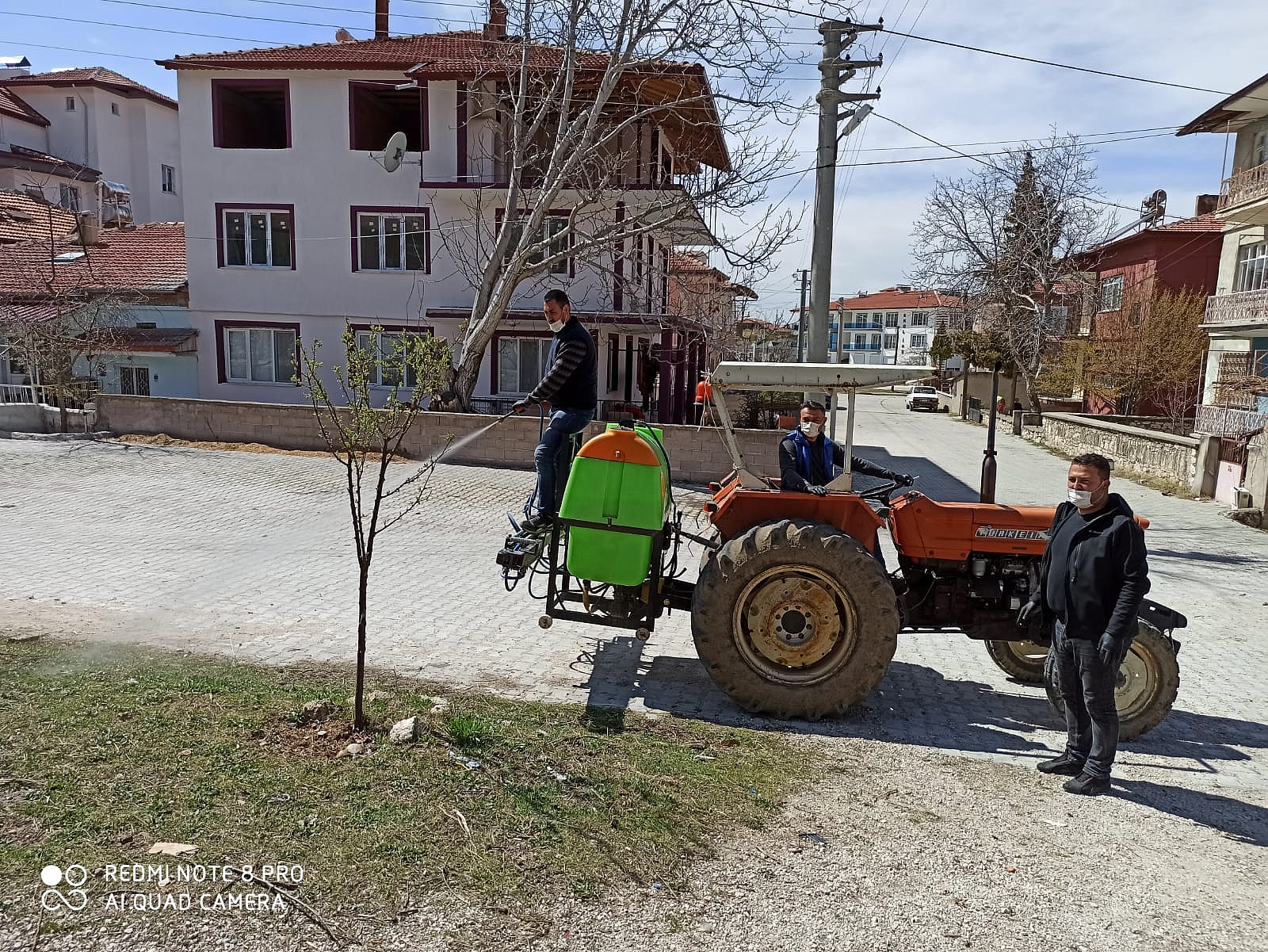 Dinar'da 3 Mahalle Muhtarları tarafından Üçlerce, Santral ve Bağlar Mahallesi Koronavirüse Karşı İlaçlandı