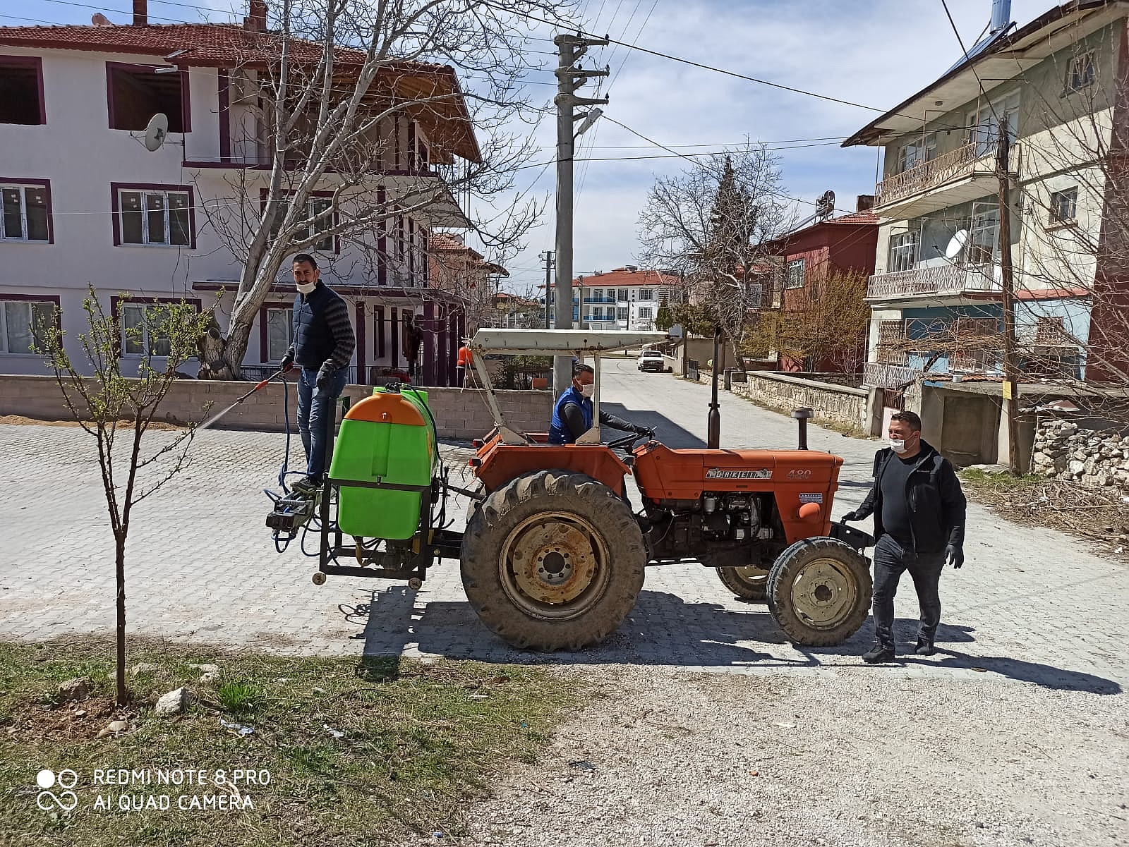 Dinar'da 3 Mahalle Muhtarları tarafından Üçlerce, Santral ve Bağlar Mahallesi Koronavirüse Karşı İlaçlandı