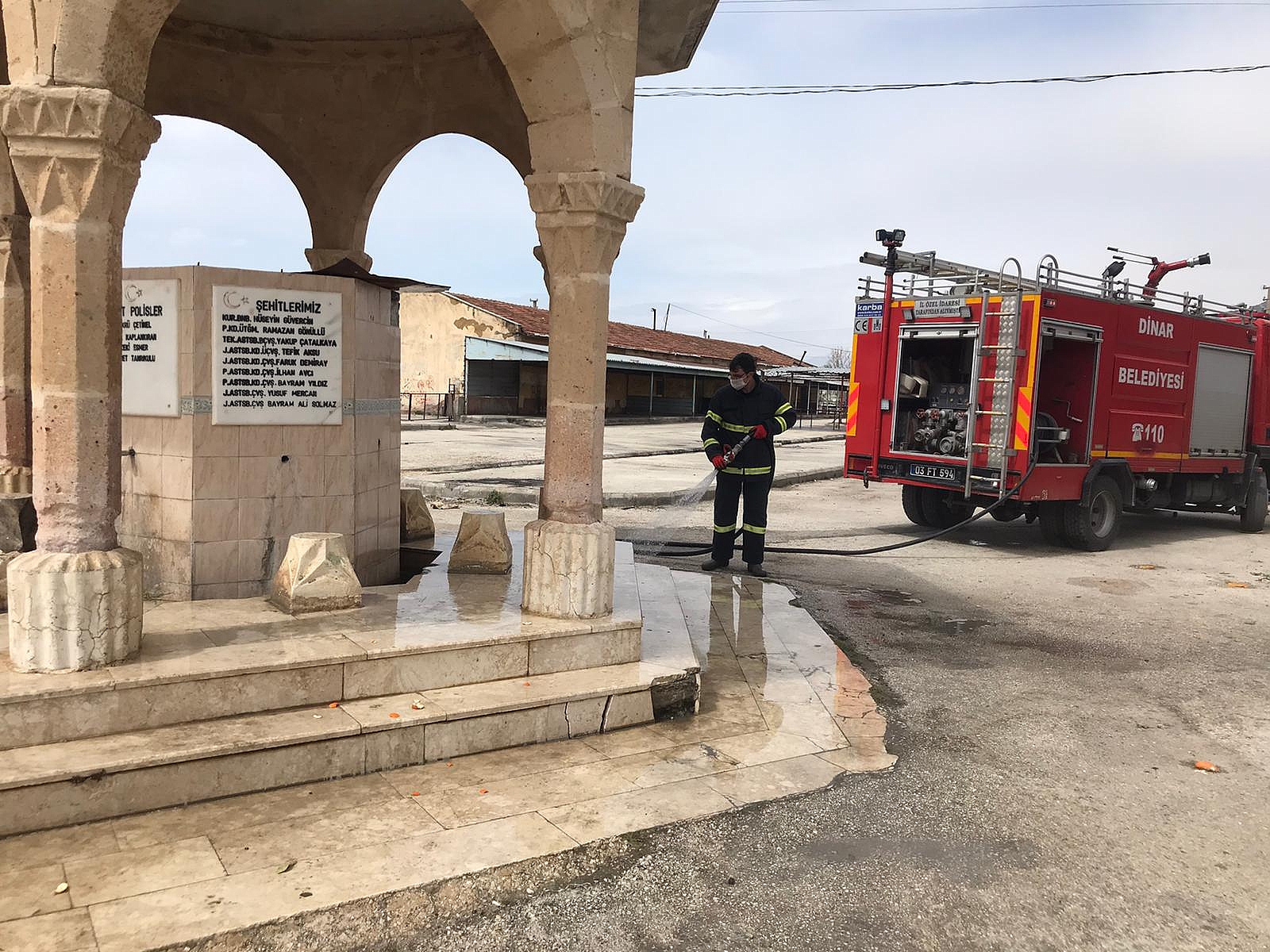 Belediyemiz tarafından sokak ve caddeler dezenfektanlı su ile yıkanıyor