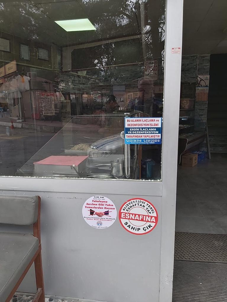 Belediyemizden Esnaf dükkânlarının camlarına “Evde Kal Sağlıklı Kal” uygulaması