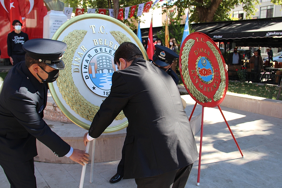 Dinar'da 29 Ekim Cumhuriyet Bayramı Çelenk Koyma Töreni