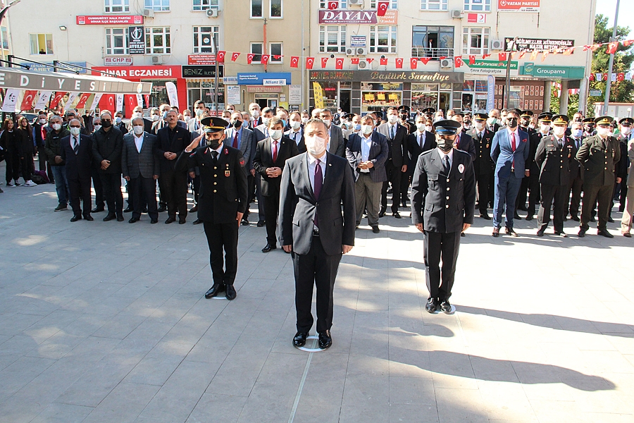 Dinar'da 29 Ekim Cumhuriyet Bayramı Çelenk Koyma Töreni