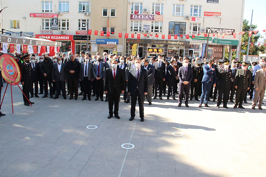 Dinar'da 29 Ekim Cumhuriyet Bayramı Çelenk Koyma Töreni
