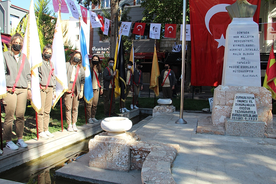Dinar'da 29 Ekim Cumhuriyet Bayramı Çelenk Koyma Töreni