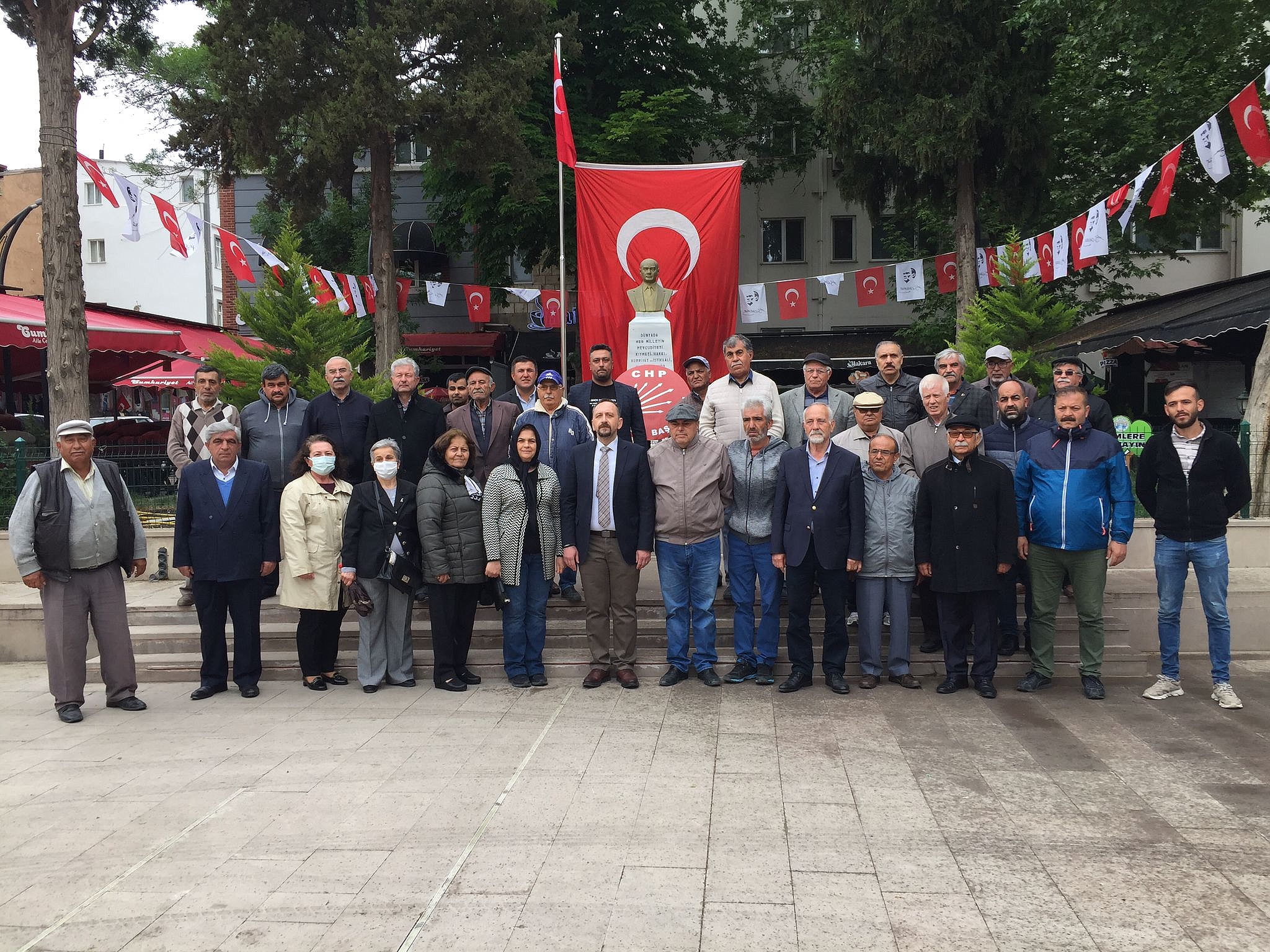 Dinar'da CHP Dinar İlçe Başkanlığı 19 Mayıs'ta Ata'ya Çelenk Bıraktı