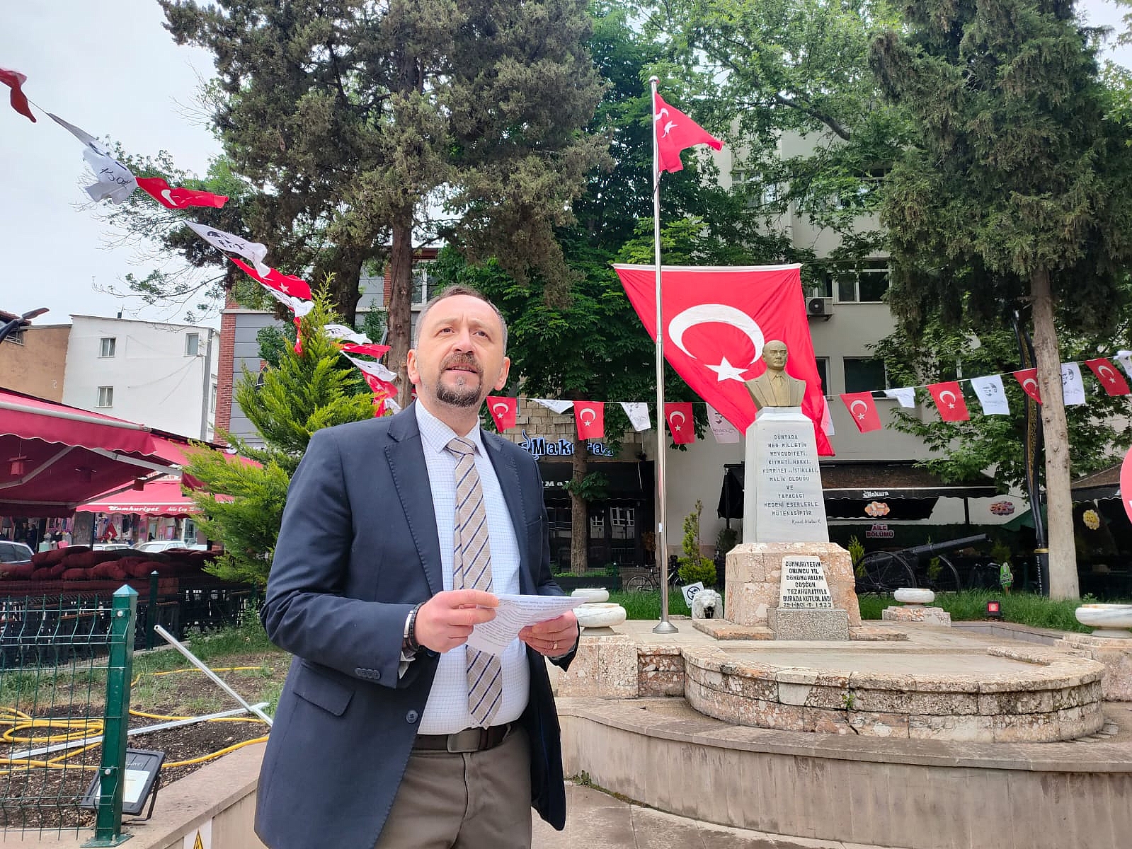 Dinar'da CHP Dinar İlçe Başkanlığı 19 Mayıs'ta Ata'ya Çelenk Bıraktı