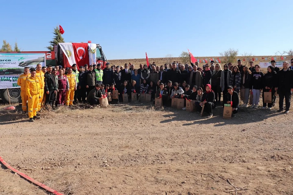 Kaymakamımız Sayın Zeliha Uz Akarca Köyünde Fidan Dikti
