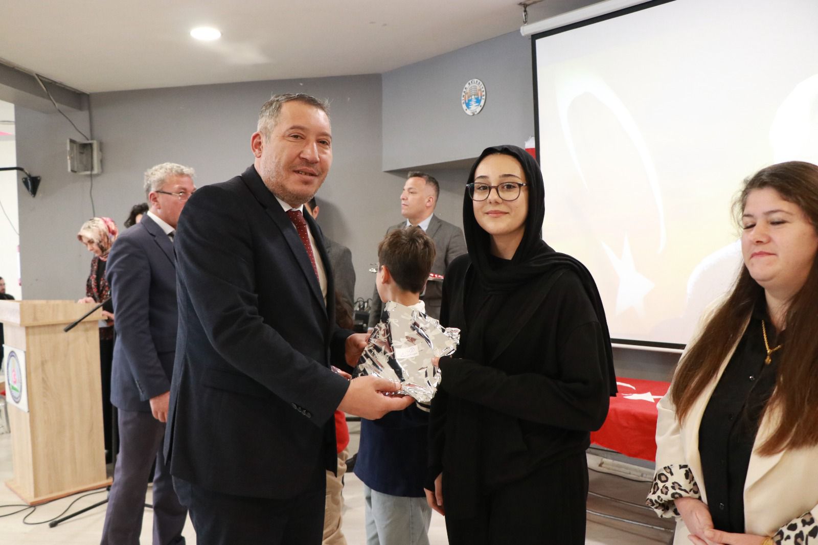 Dinar Belediye Başkanı Veysel Topçu, 24 Kasım Öğretmenler Günü Programlarına Katıldı