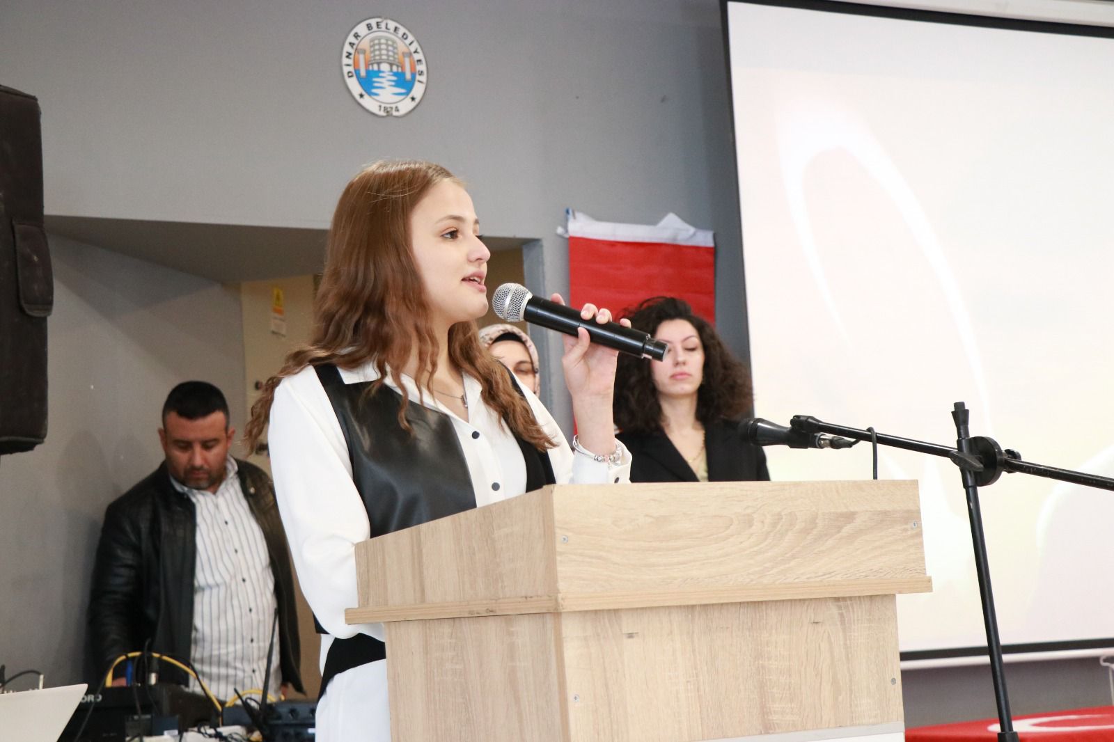 Dinar Belediye Başkanı Veysel Topçu, 24 Kasım Öğretmenler Günü Programlarına Katıldı