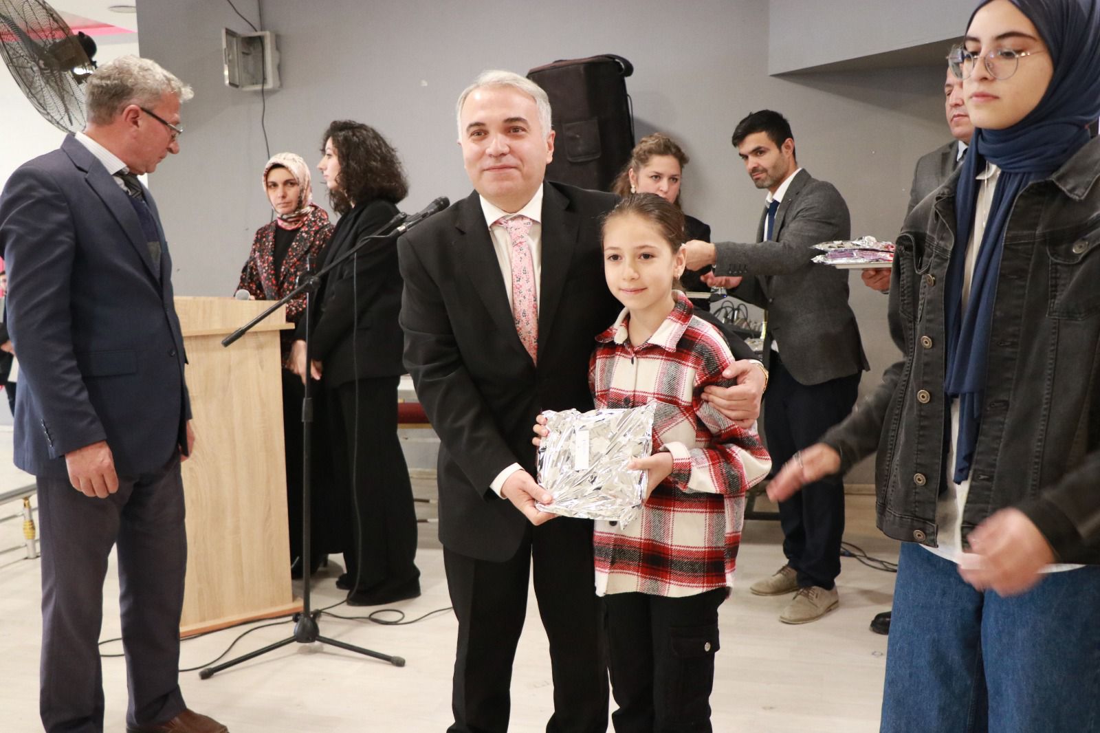 Dinar Belediye Başkanı Veysel Topçu, 24 Kasım Öğretmenler Günü Programlarına Katıldı