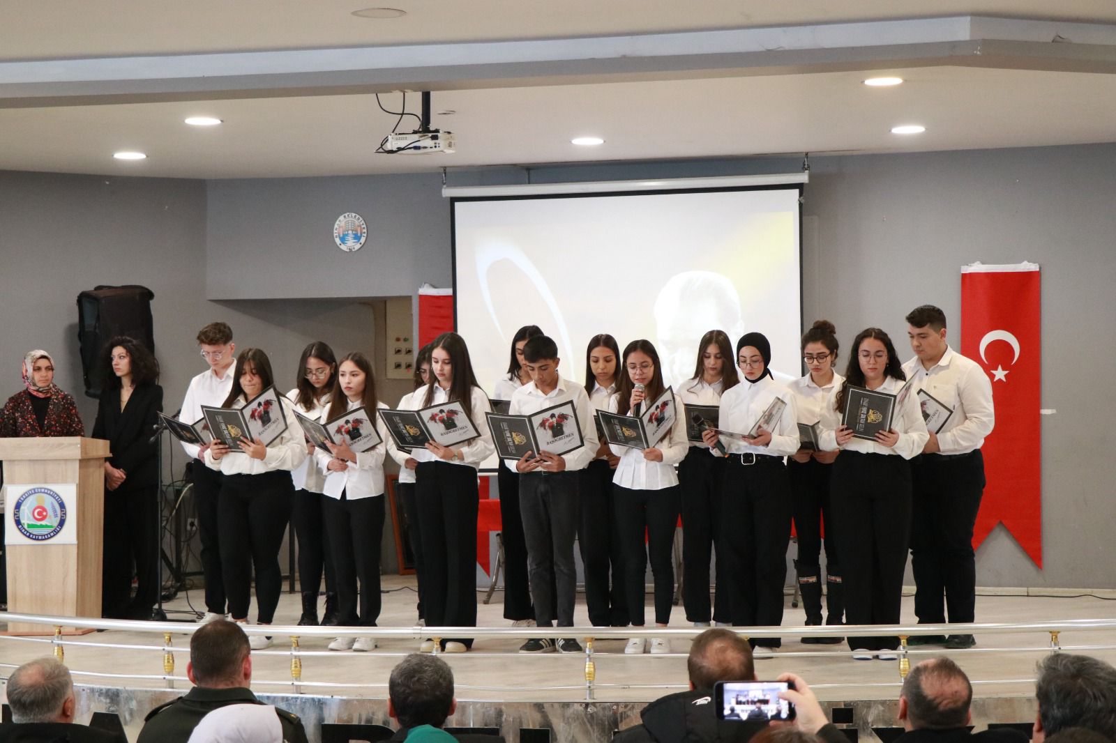 Dinar Belediye Başkanı Veysel Topçu, 24 Kasım Öğretmenler Günü Programlarına Katıldı