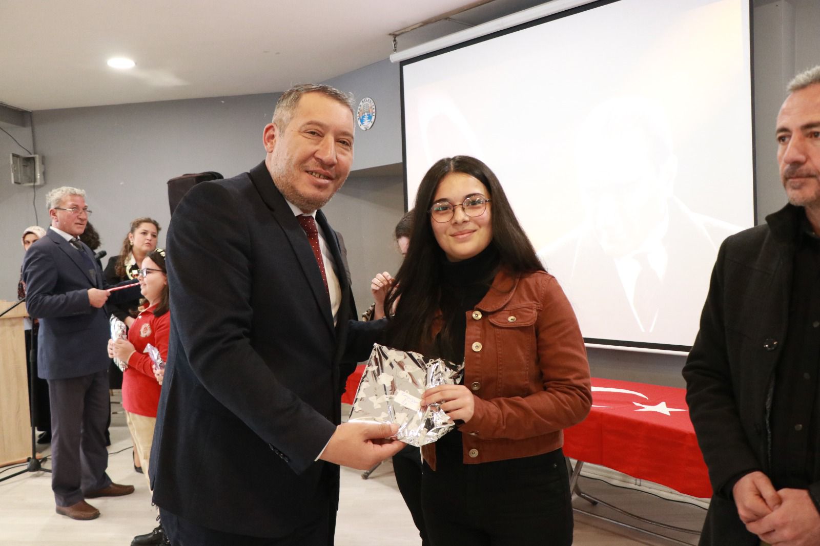 Dinar Belediye Başkanı Veysel Topçu, 24 Kasım Öğretmenler Günü Programlarına Katıldı
