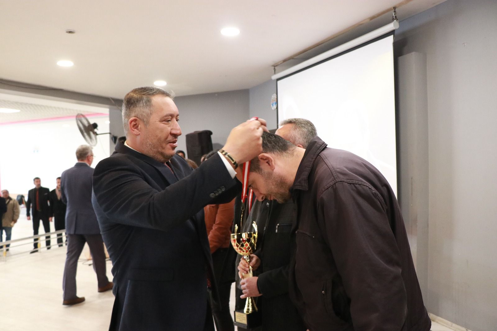 Dinar Belediye Başkanı Veysel Topçu, 24 Kasım Öğretmenler Günü Programlarına Katıldı