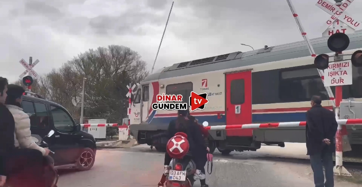 Dinar'da Facianın Eşiğinden Dönüldü: Tren Bariyerler Arasında Kalan Araca Çarpmadan Durdu!