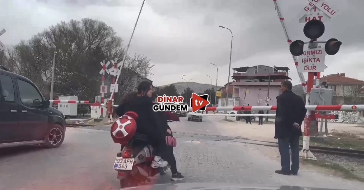 Dinar'da Facianın Eşiğinden Dönüldü: Tren Bariyerler Arasında Kalan Araca Çarpmadan Durdu!