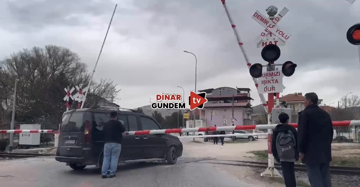 Dinar'da Facianın Eşiğinden Dönüldü: Tren Bariyerler Arasında Kalan Araca Çarpmadan Durdu!