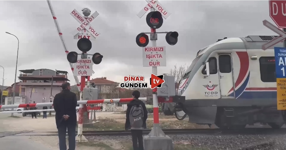 Dinar'da Facianın Eşiğinden Dönüldü: Tren Bariyerler Arasında Kalan Araca Çarpmadan Durdu!