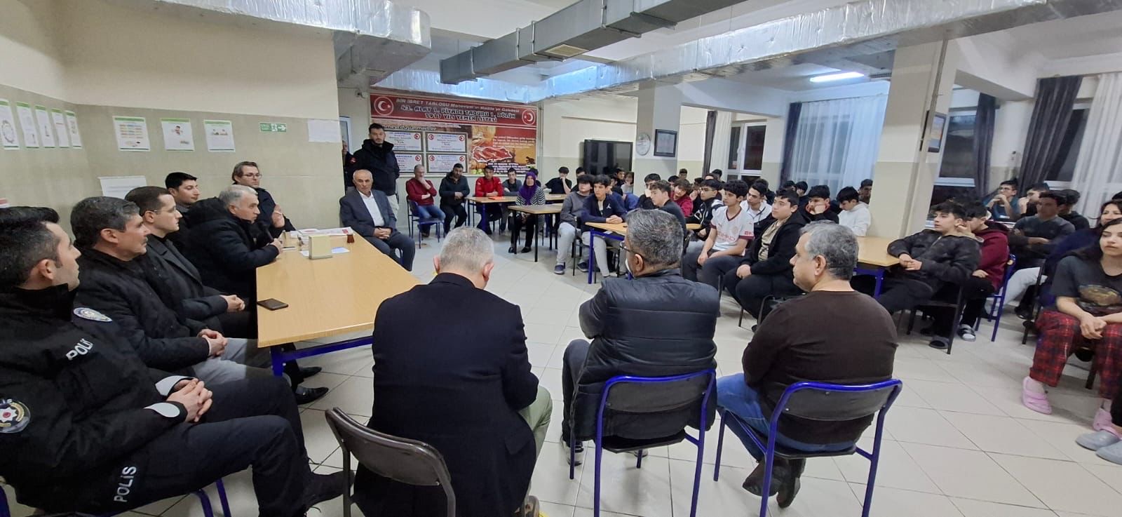 KAYMAKAM DURU, İFTARINI FEN LİSESİ ÖĞRENCİLERİMİZLE YAPTI 