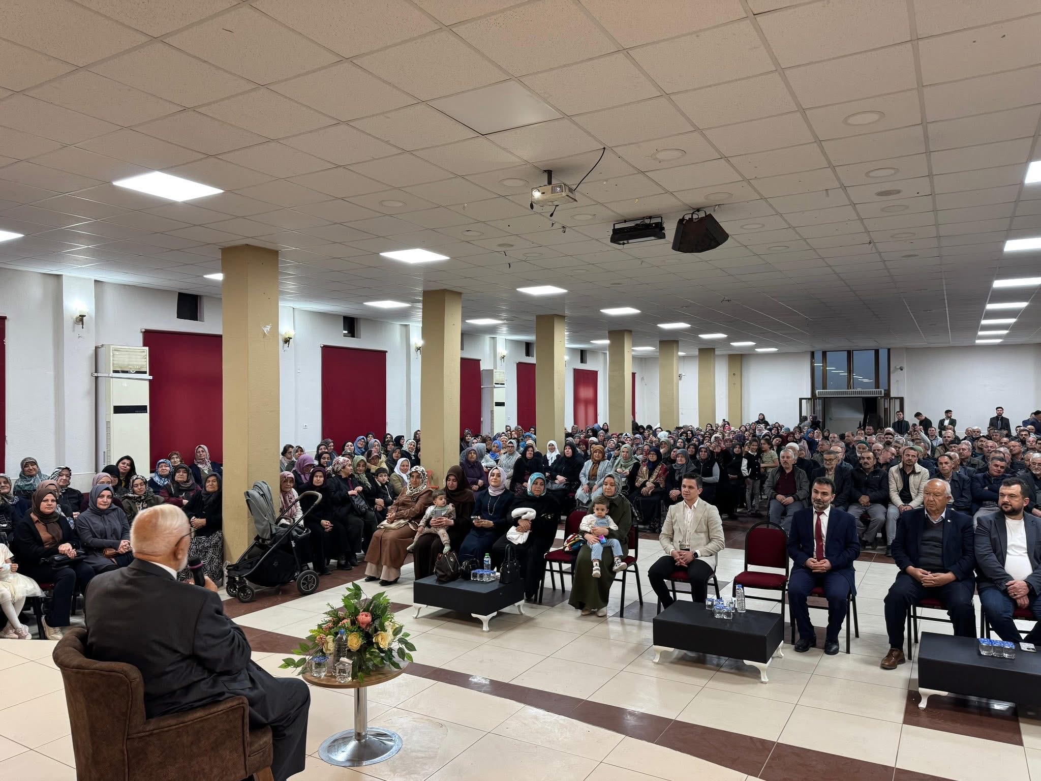 Dazkırı’da “Toplumumuzun Temeli Aile” Konulu Konferans Yoğun İlgi Gördü! 