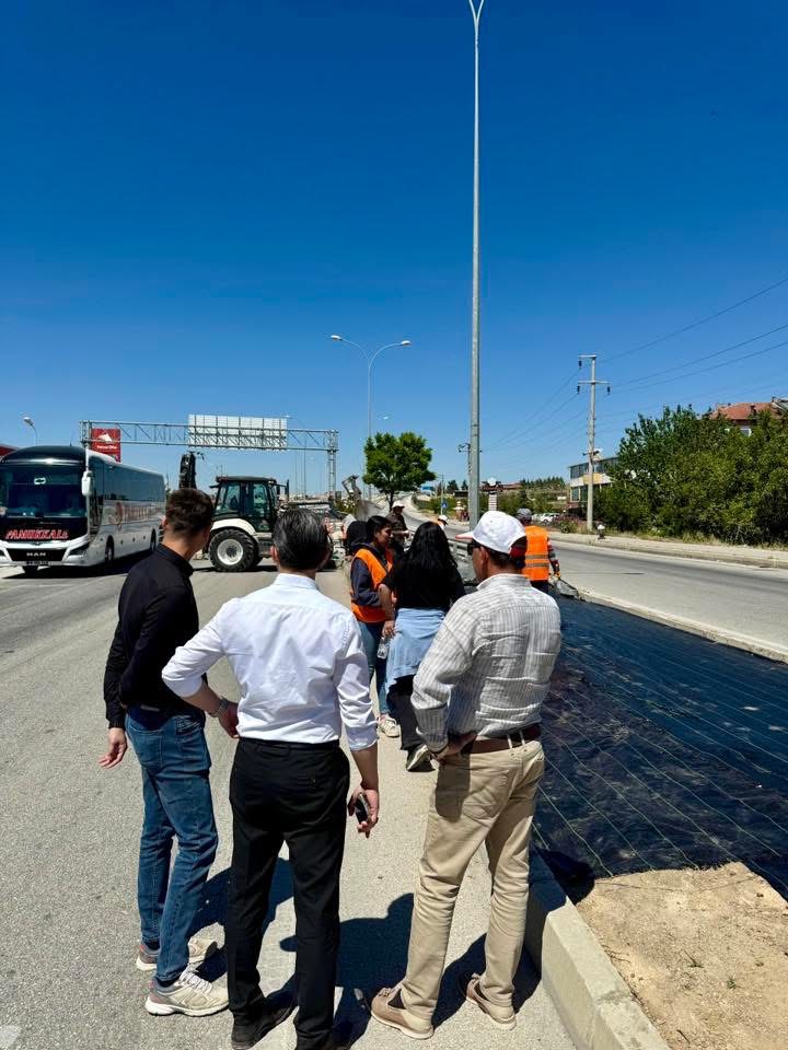 Dazkırı’da Karayolu Üzerinde Peyzaj Çalışmaları Sürüyor
