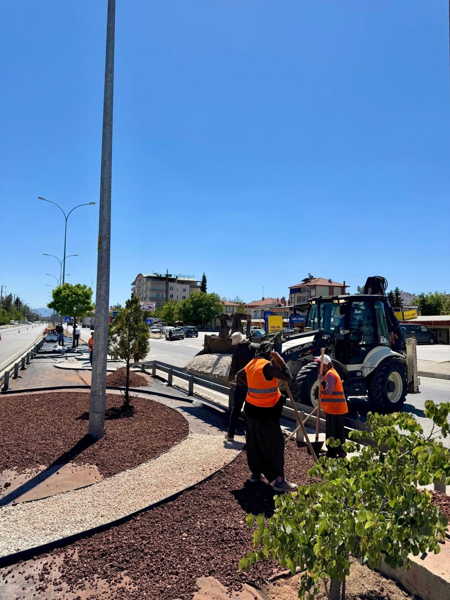 Dazkırı’da Karayolu Üzerinde Peyzaj Çalışmaları Sürüyor
