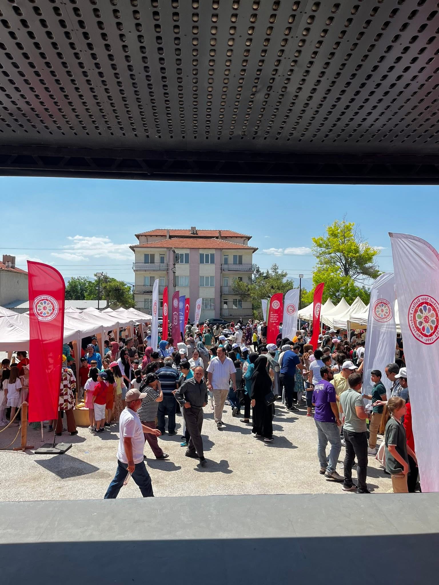Dazkırı’da Gençler Geleneksel Oyun Tırıyla Dolu Dolu Bir Gün Geçirdi! 