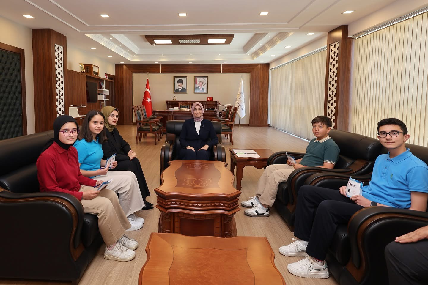 Dazkırı Kaymakamı Gizem Bayguş ve Öğrencilerden Vali Yiğitbaşı’na Ziyaret