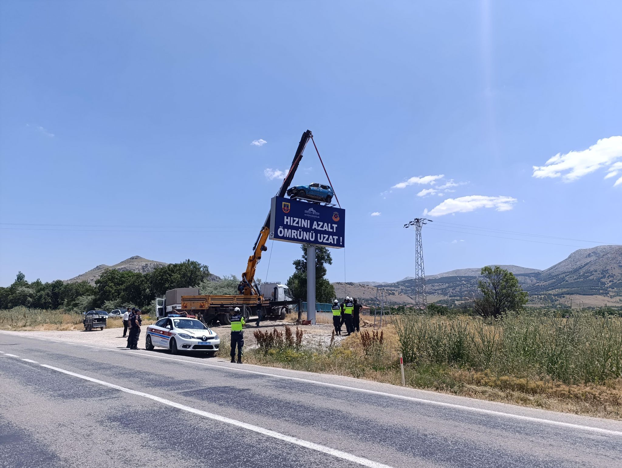 "HIZINI AZALT, ÖMRÜNÜ UZAT" Uyarısı Kazalı Araçla Gözler Önünde!