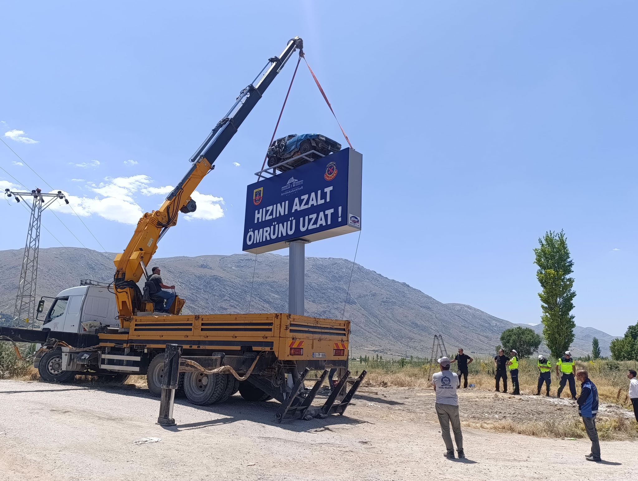 "HIZINI AZALT, ÖMRÜNÜ UZAT" Uyarısı Kazalı Araçla Gözler Önünde!