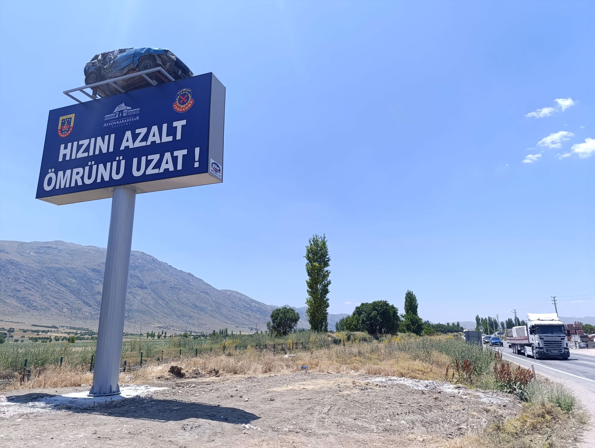 "HIZINI AZALT, ÖMRÜNÜ UZAT" Uyarısı Kazalı Araçla Gözler Önünde!