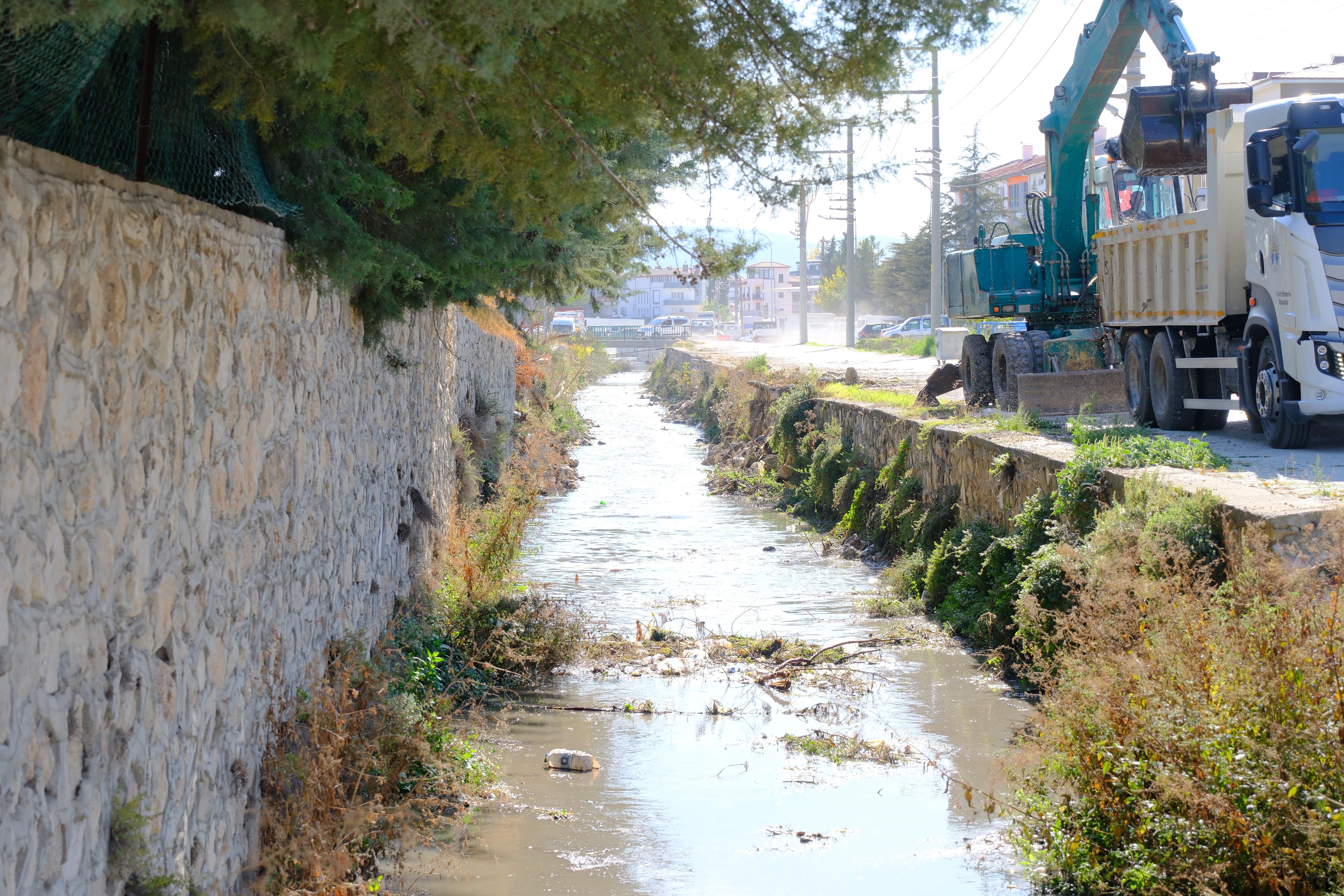 Menderes Nehri’nde Temizlik Çalışmaları Başladı