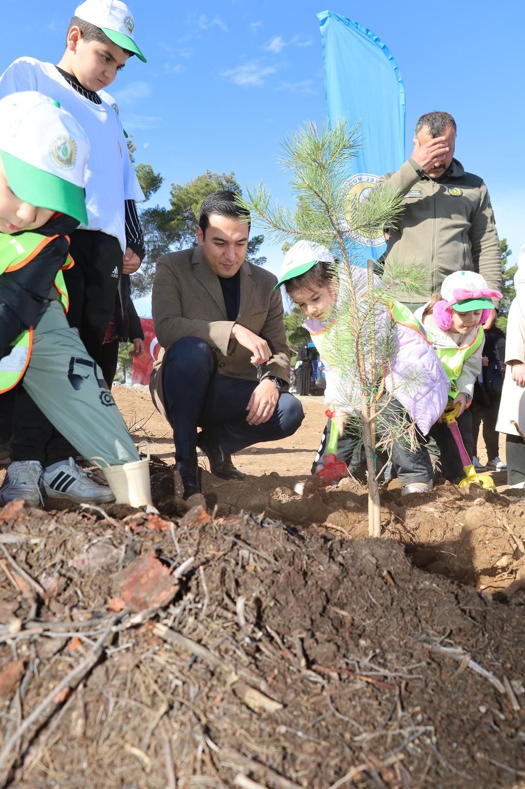 Dinar’da 11 Kasım Milli Ağaçlandırma Günü’nde Fidanlar Geleceğe Nefes Oldu