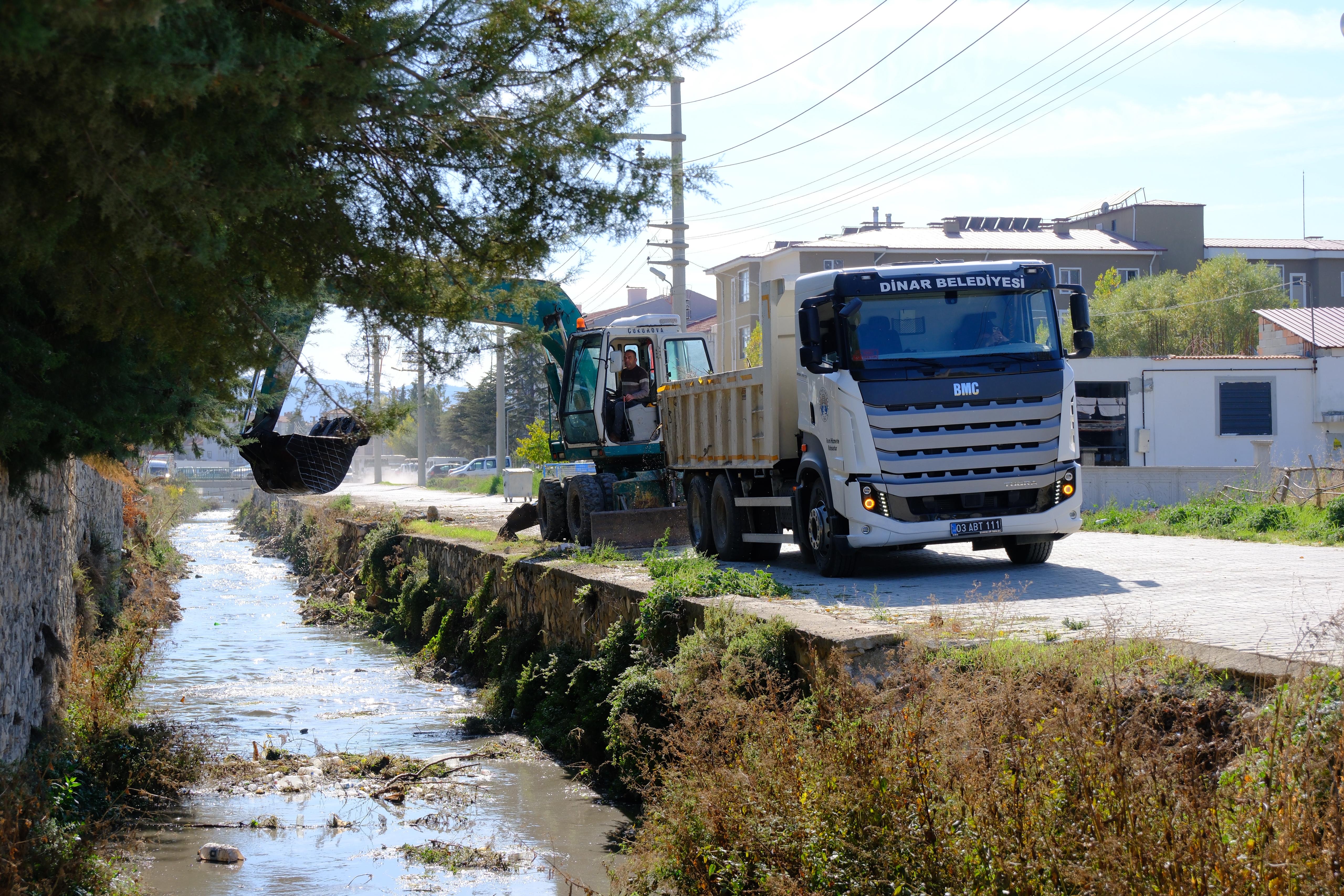 Menderes Nehri’nde Temizlik Çalışmaları Başladı