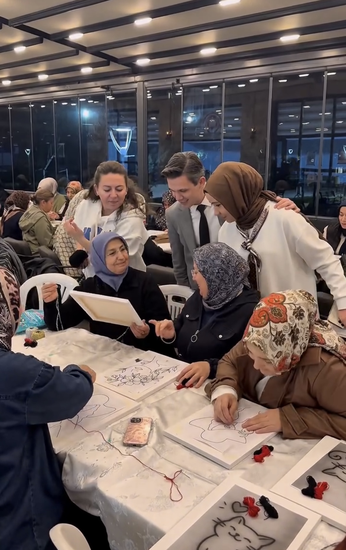 Dazkırı Belediyesi'nden Kadınlara Özel Tuval Nakış Atölyesi