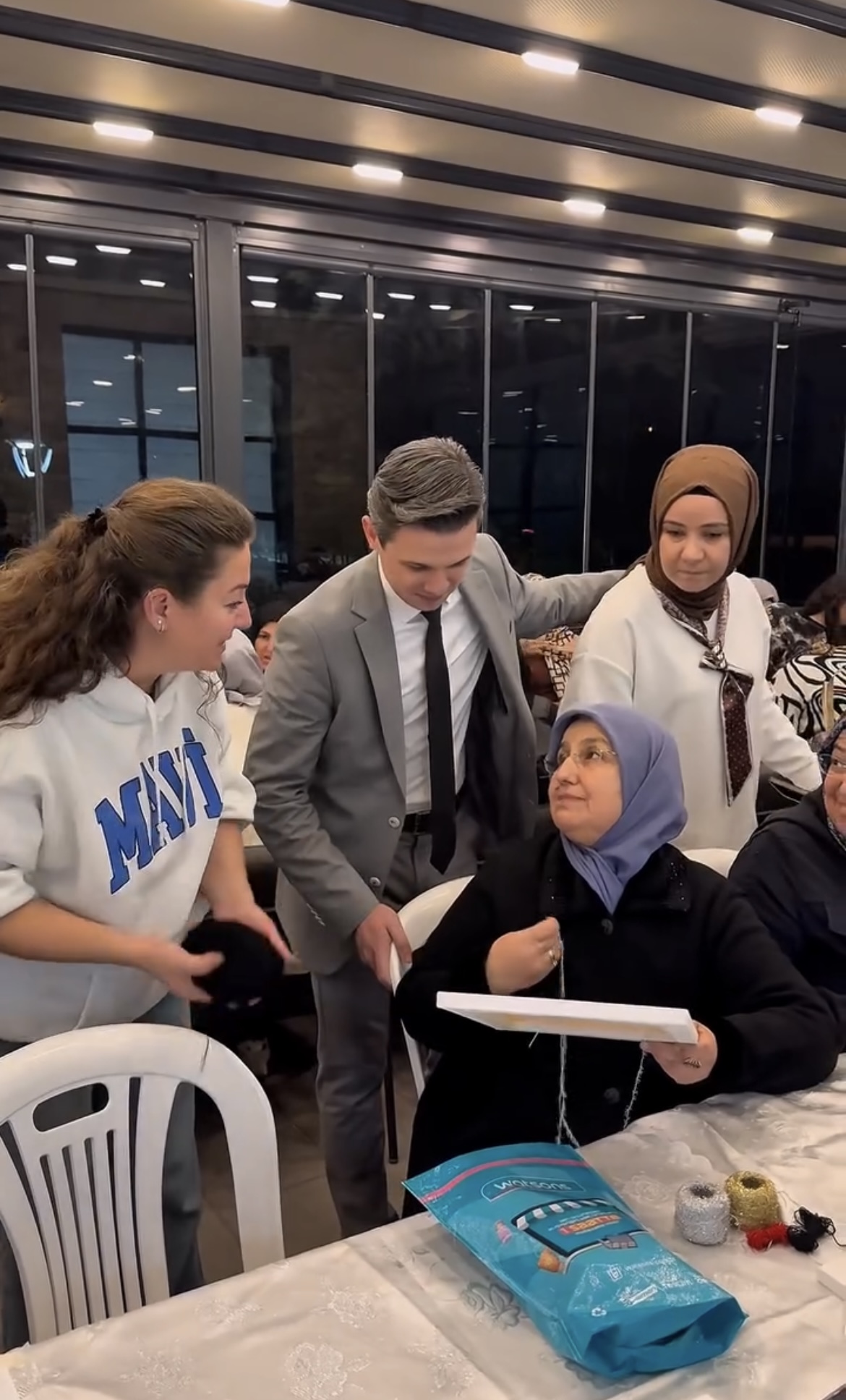 Dazkırı Belediyesi'nden Kadınlara Özel Tuval Nakış Atölyesi