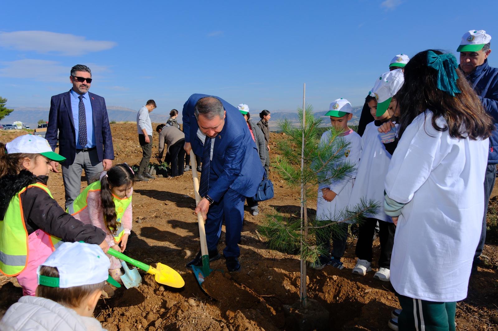 Dinar’da 11 Kasım Milli Ağaçlandırma Günü Etkinliği Gerçekleştirildi