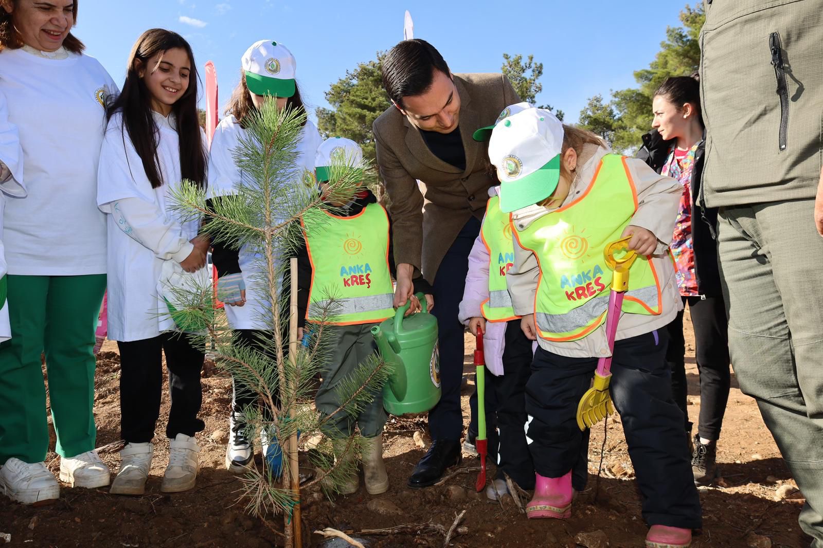 Dinar’da 11 Kasım Milli Ağaçlandırma Günü’nde Fidanlar Geleceğe Nefes Oldu